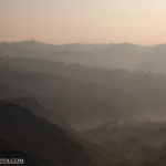 calanchi del piceno con nebbia