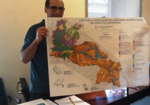 foto con giorgio marini che mostra la mappa dell'area SIC e ZPS